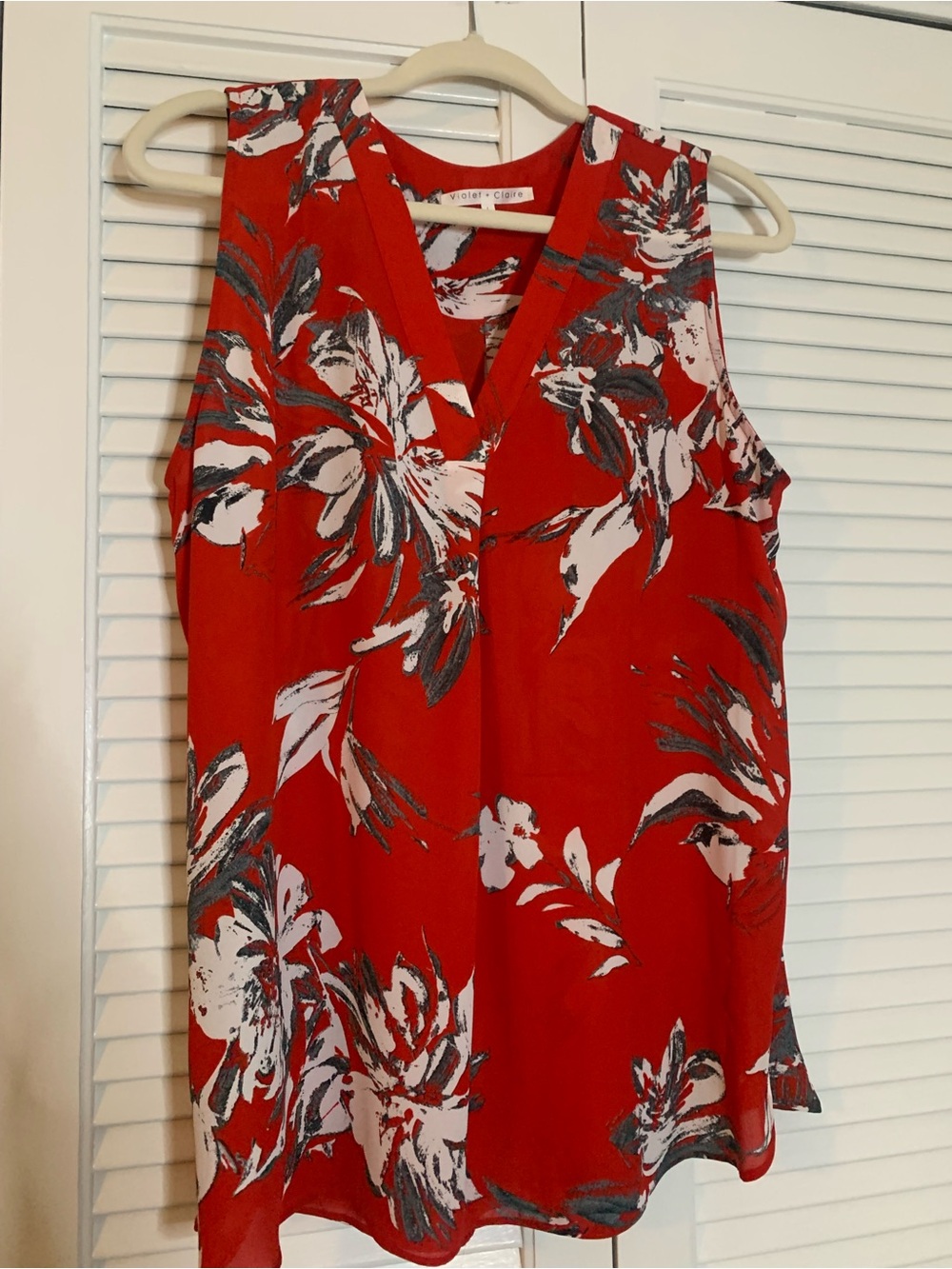 Violet & Claire Red Floral V-Neck Blouse with White and Gray Print